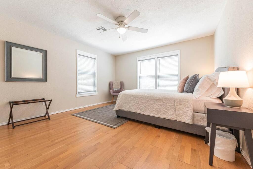 Escape To A Restored 1920S East Waco Bungalow Екстериор снимка