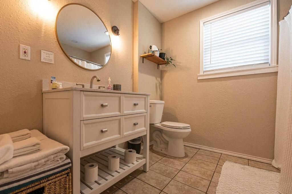Escape To A Restored 1920S East Waco Bungalow Екстериор снимка