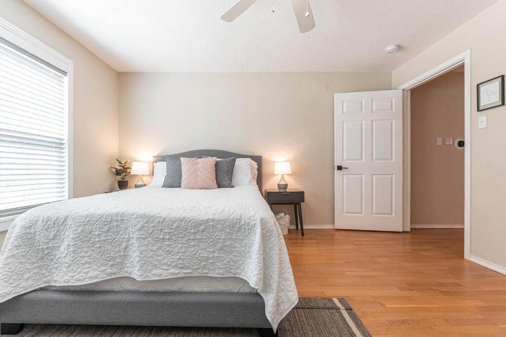 Escape To A Restored 1920S East Waco Bungalow Екстериор снимка