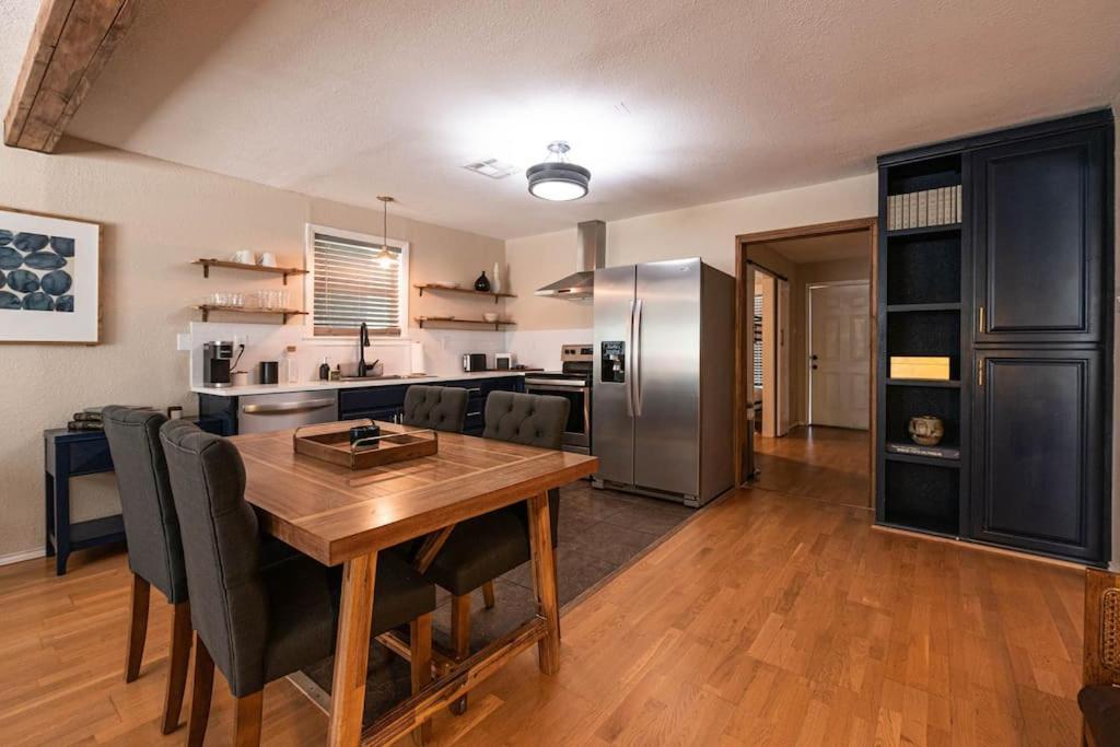 Escape To A Restored 1920S East Waco Bungalow Екстериор снимка