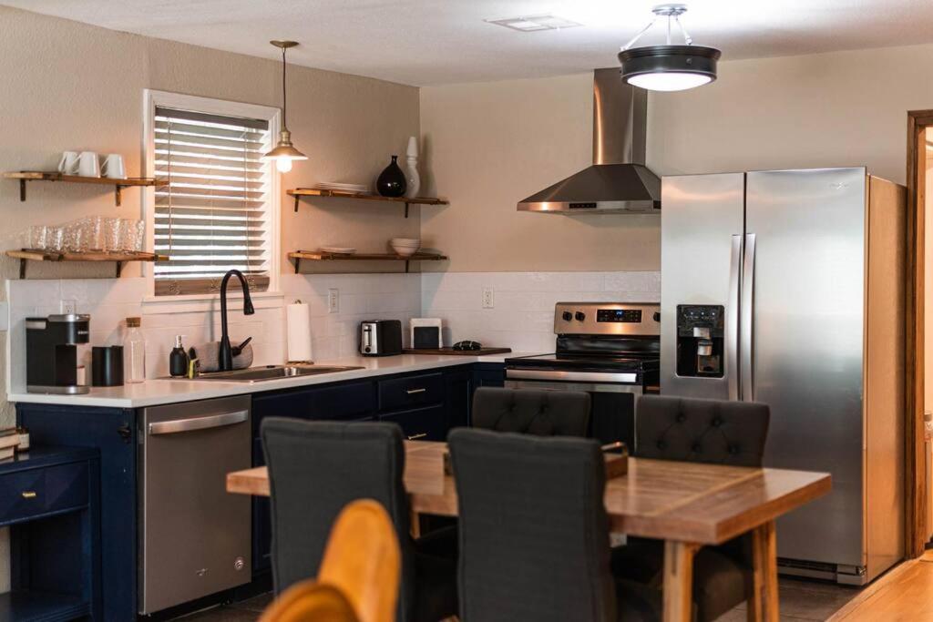 Escape To A Restored 1920S East Waco Bungalow Екстериор снимка