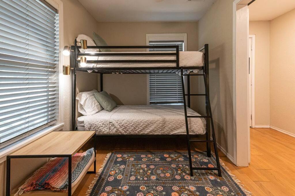 Escape To A Restored 1920S East Waco Bungalow Екстериор снимка