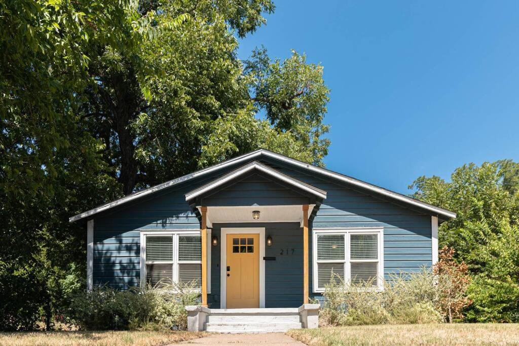 Escape To A Restored 1920S East Waco Bungalow Екстериор снимка